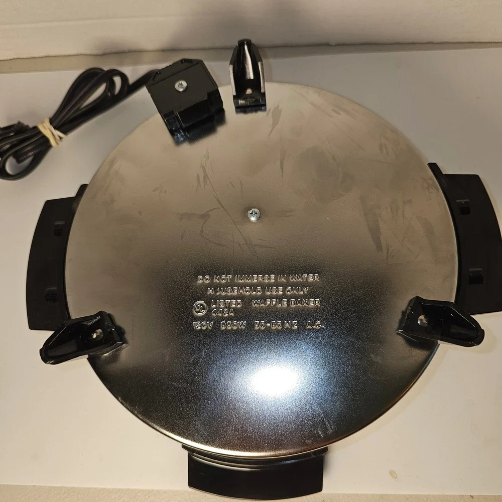 Toastmaster W252H Round Waffle Baker Maker Chrome 650W 7‎ Inch Grid Vintage